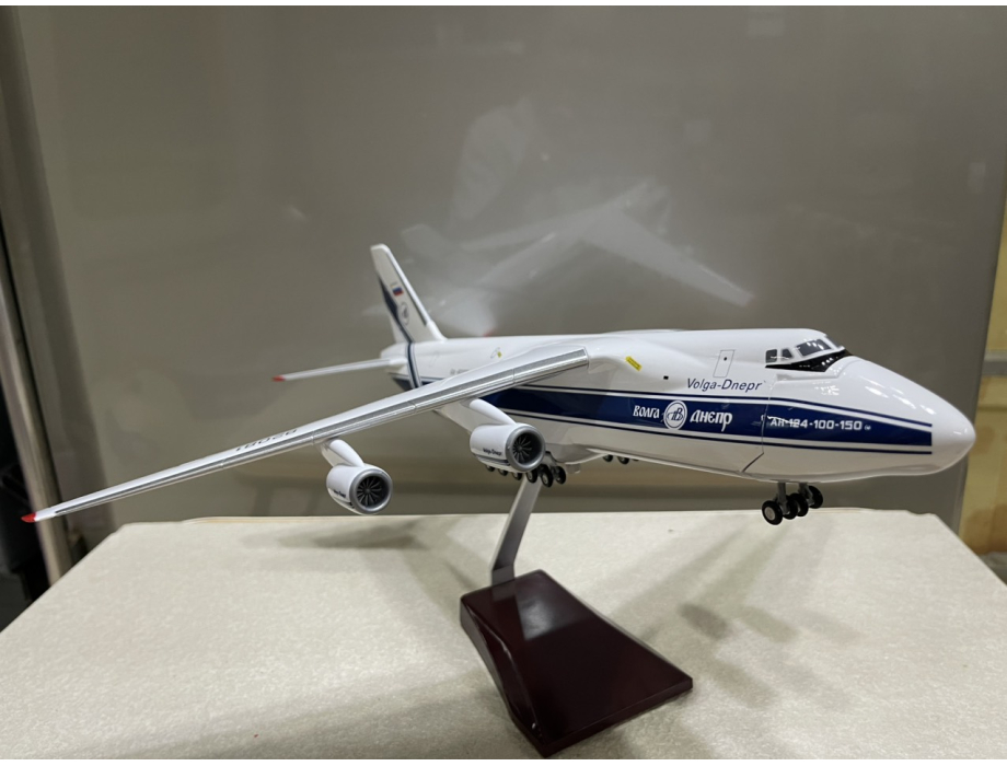 ​Mô Hình trang trí máy bay Vận Tải AN-124 tỷ lệ 1:200 Nhựa ABS (MB200AN124)
