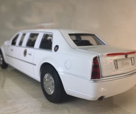 ​Mô hình đồ chơi xe Ô TÔ CADILLAC ONE Limousine - 1:32