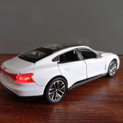 ​Mô hình xe Audi RS E-tron GT  tỷ lệ 1:32