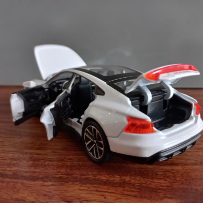 ​Mô hình xe Audi RS E-tron GT  tỷ lệ 1:32