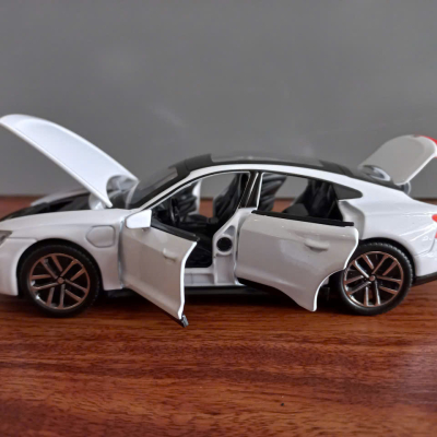 ​Mô hình xe Audi RS E-tron GT  tỷ lệ 1:32