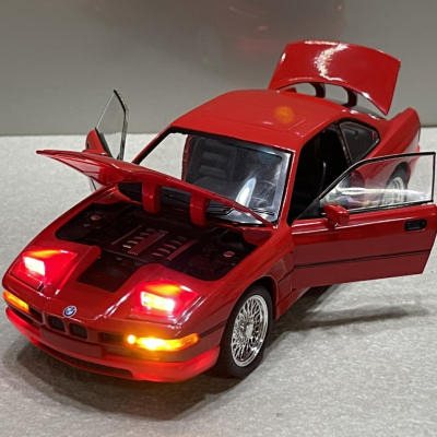 Mô hình xe BMW Coupe 850-CSi tỷ lệ 1:24