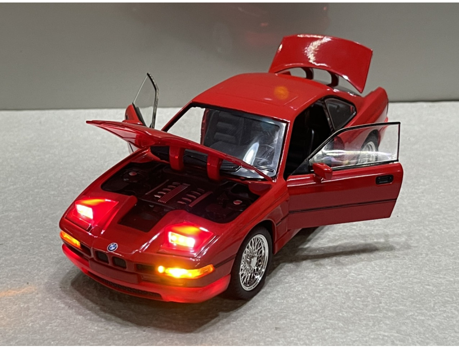 Mô hình xe BMW Coupe 850-CSi tỷ lệ 1:24