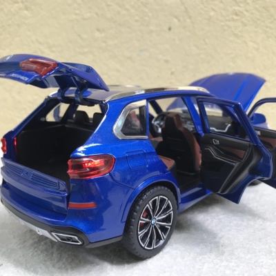 Mô hình xe BMW X5 xDrive40i tỷ lệ 1:24