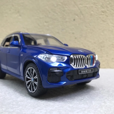 Mô hình xe BMW X5 xDrive40i tỷ lệ 1:24