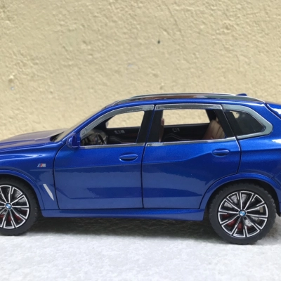 Mô hình xe BMW X5 xDrive40i tỷ lệ 1:24