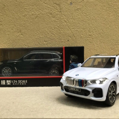 Mô hình xe BMW X5 xDrive40i tỷ lệ 1:24