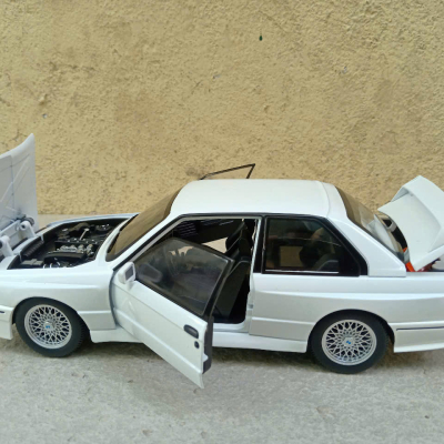 ​Mô hình xe cổ BMW M3 Sport Evolution 1986 tỷ lệ 1:24