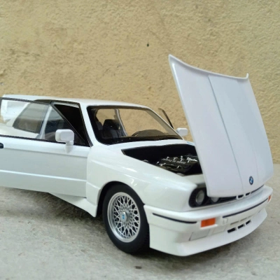 ​Mô hình xe cổ BMW M3 Sport Evolution 1986 tỷ lệ 1:24