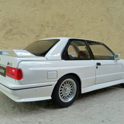 ​Mô hình xe cổ BMW M3 Sport Evolution 1986 tỷ lệ 1:24