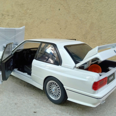 ​Mô hình xe cổ BMW M3 Sport Evolution 1986 tỷ lệ 1:24