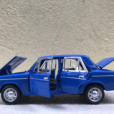 Mô hình xe cổ LADA 2106 tỷ lệ 1:24