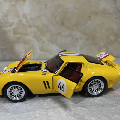 ​Mô hình xe Ferrari 250 GTO tỷ lệ 1:32