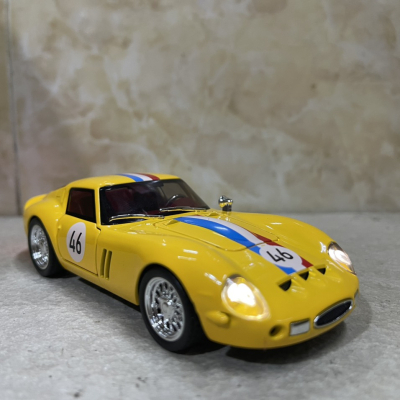 ​Mô hình xe Ferrari 250 GTO tỷ lệ 1:32