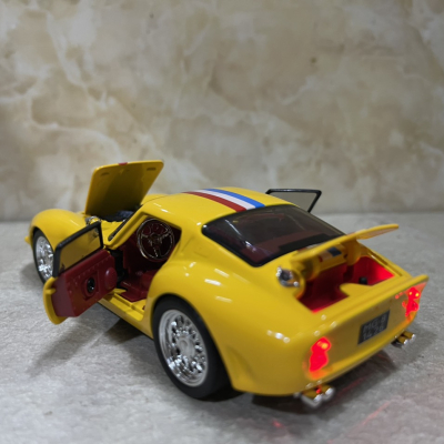 ​Mô hình xe Ferrari 250 GTO tỷ lệ 1:32