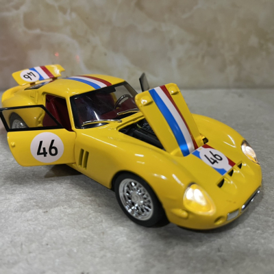 ​Mô hình xe Ferrari 250 GTO tỷ lệ 1:32
