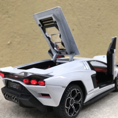 Mô hình xe Lamborghini Countach LPi 800-4 tỷ lệ 1:24