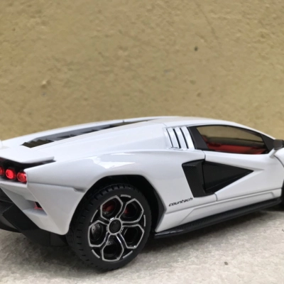 Mô hình xe Lamborghini Countach LPi 800-4 tỷ lệ 1:24