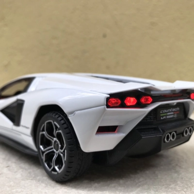 Mô hình xe Lamborghini Countach LPi 800-4 tỷ lệ 1:24