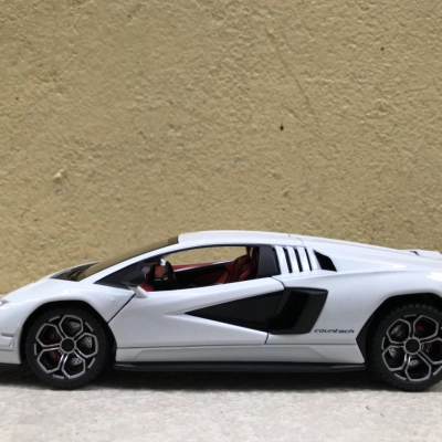 Mô hình xe Lamborghini Countach LPi 800-4 tỷ lệ 1:24