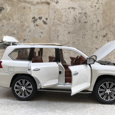 Mô hình xe LEXUS LX570 2022  tỷ lệ 1:24