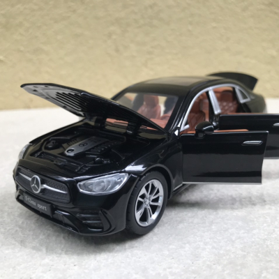Mô hình xe Mercedes-Benz E300 2024 tỷ lệ 1:32