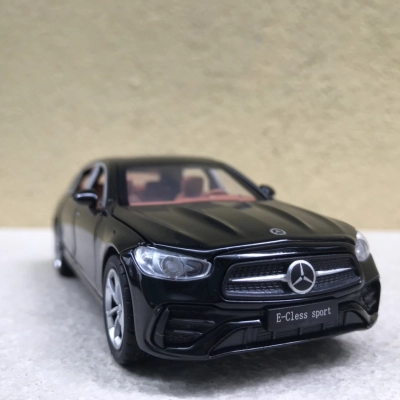 Mô hình xe Mercedes-Benz E300 2024 tỷ lệ 1:32
