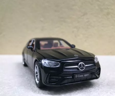 ​Mô hình xe Mercedes-Benz E300 2024 tỷ lệ 1:32