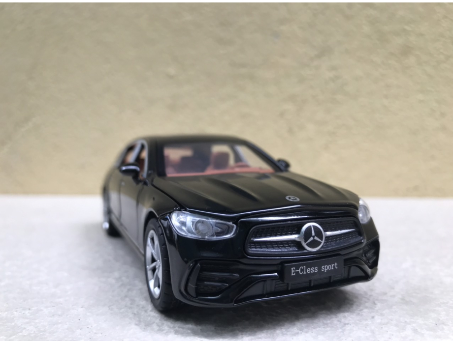Mô hình xe Mercedes-Benz E300 2024 tỷ lệ 1:32