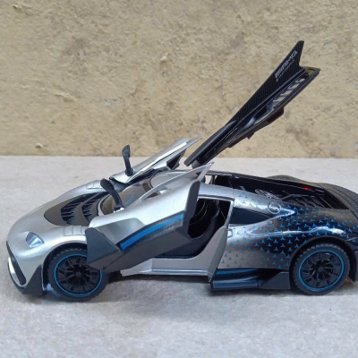 ​Mô hình xe Mercedes-Benz One  tỷ lệ 1:32