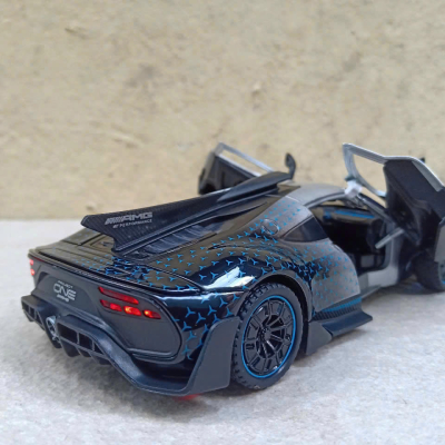 ​Mô hình xe Mercedes-Benz One  tỷ lệ 1:32