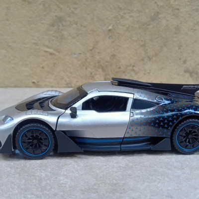 ​Mô hình xe Mercedes-Benz One  tỷ lệ 1:32