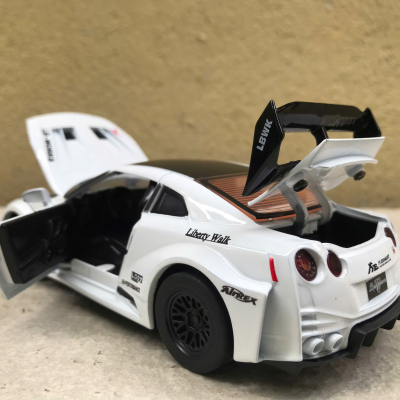 Mô hình xe NISSAN GTR CSR2 tỷ lệt 1:32