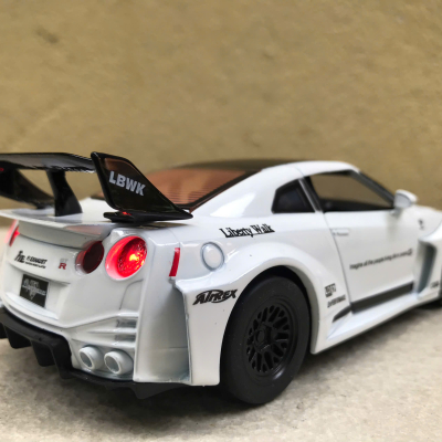 Mô hình xe NISSAN GTR CSR2 tỷ lệt 1:32