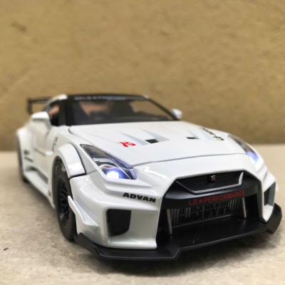 Mô hình xe NISSAN GTR CSR2 tỷ lệt 1:32
