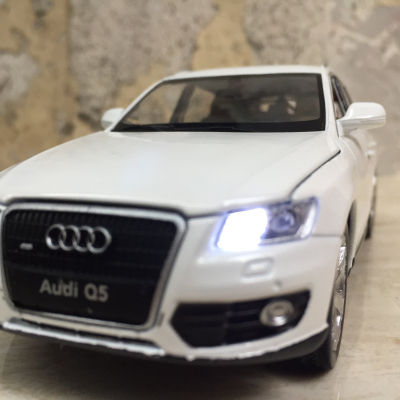 Mô hình xe Ô tô AUDI Q5 tỷ lệ 1:32