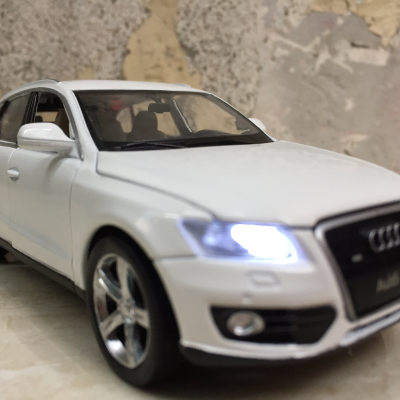 Mô hình xe Ô tô AUDI Q5 tỷ lệ 1:32