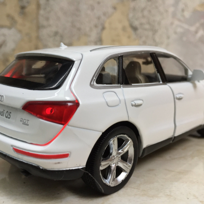 Mô hình xe Ô tô AUDI Q5 tỷ lệ 1:32