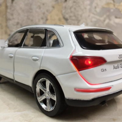 Mô hình xe Ô tô AUDI Q5 tỷ lệ 1:32