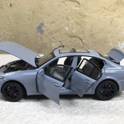 Mô hình xe ô tô BMW 320i 2024 tỷ lệ 1:32