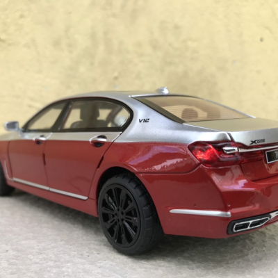 Mô hình xe ô tô BMW 760LI 2023 tỷ lệ 1:24