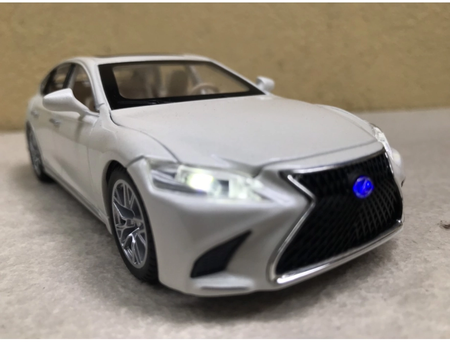 Mô hình xe ô tô LEXUS LS500h  tỷ lệ 1:32