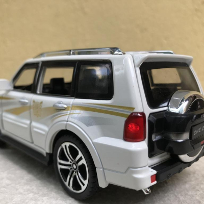Mô hình xe ô tô MITSUBISHI Pajero V93 tỷ lệ 1:32