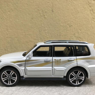 Mô hình xe ô tô MITSUBISHI Pajero V93 tỷ lệ 1:32
