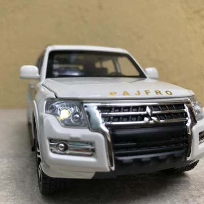 Mô hình xe ô tô MITSUBISHI Pajero V93 tỷ lệ 1:32