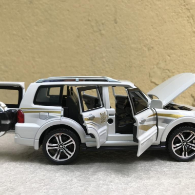 Mô hình xe ô tô MITSUBISHI Pajero V93 tỷ lệ 1:32