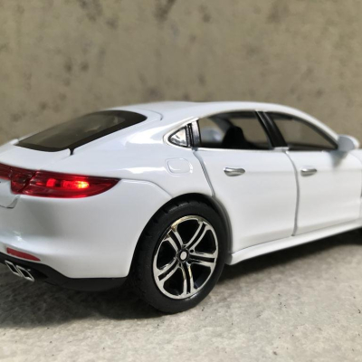 Mô hình xe ô tô Porsche Panamera tỷ lệ 1:32