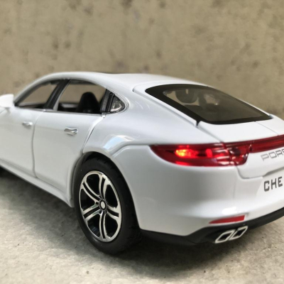 Mô hình xe ô tô Porsche Panamera tỷ lệ 1:32