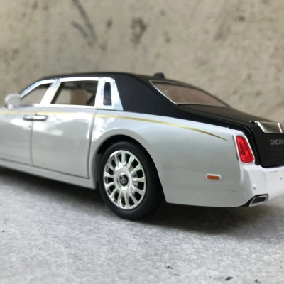 Mô hình xe Ô TÔ Rolls-Royce Phantom 2020 tỷ lệ 1:24