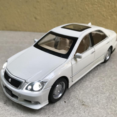 Mô hình xe ô tô TOYOTA CRONW 2008 tỷ lệ 1:32